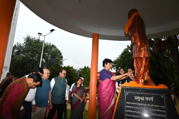 सरदार पटेल जी को माल्यार्पण करते हुए कुलपति डॉ वंदना सिंह एवं कर्मचारी सरदार पटेल जी को माल्यार्पण करते हुए कुलपति डॉ वंदना सिंह एवं कर्मचारी