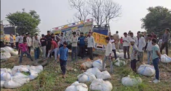 घटना स्थल पर पलटी गाड़ी, बिखरा पड़ा समान घटना स्थल पर पलटी गाड़ी, बिखरा पड़ा समान