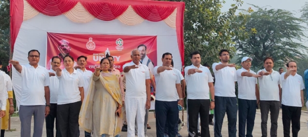 नागरिकों को राष्ट्रीय एकता की शपथ दिलाते विधायक कंवर सिंह यादव। नागरिकों को राष्ट्रीय एकता की शपथ दिलाते विधायक कंवर सिंह यादव।