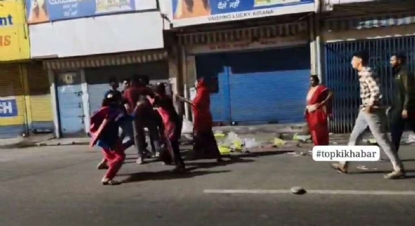 स्कॉर्पियो सवार तीन युवकों ने महिला से की छेड़छाड़, परिजनों ने की जमकर पिटाई, स्कॉर्पियो सवार तीन युवकों ने महिला से की छेड़छाड़, परिजनों ने की जमकर पिटाई,