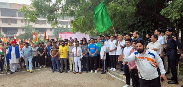 पूर्वमंत्री व विधायक रन फार यूनिटी को झंडी दिखाकर रवाना करते हुए पूर्वमंत्री व विधायक रन फार यूनिटी को झंडी दिखाकर रवाना करते हुए