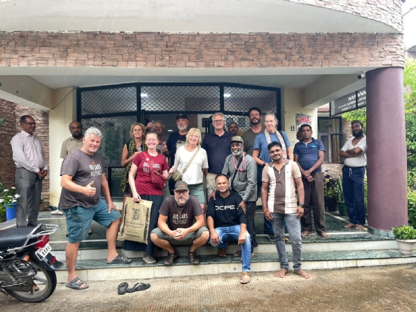 अशोकनगर: पहली वार अपने वाहनों से विदेशी पर्यटकों का दल चंदेरी पहुंचा, बकरी छाप टीम ने किया स्वागत अशोकनगर: पहली वार अपने वाहनों से विदेशी पर्यटकों का दल चंदेरी पहुंचा, बकरी छाप टीम ने किया स्वागत