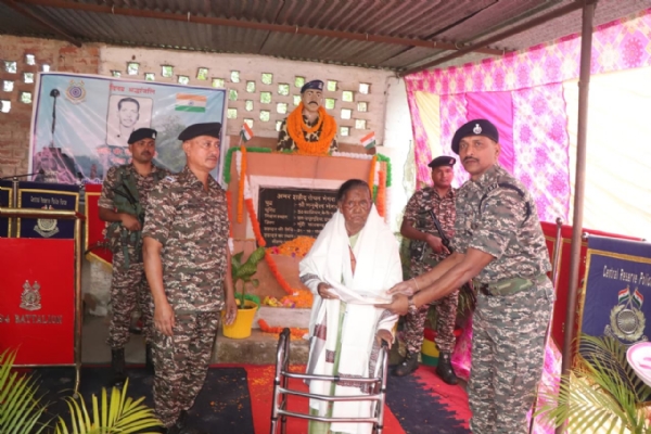 बलिदानी रोयन भेंगरा को दी श्रद्धांजलि बलिदानी रोयन भेंगरा को दी श्रद्धांजलि