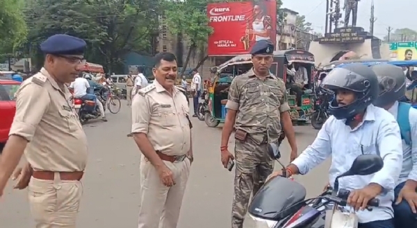 जांच करते ट्रैफिक डीएसपी जांच करते ट्रैफिक डीएसपी