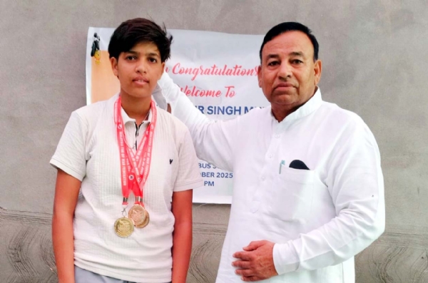 सूबे सिंह आर्य दीपिका को आशीर्वाद देते हुए। सूबे सिंह आर्य दीपिका को आशीर्वाद देते हुए।