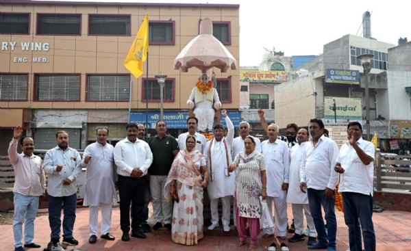 सरदार पटेल की प्रतिमा पर माल्यार्पण करते मेयर प्रवीण पोपली व अन्य। सरदार पटेल की प्रतिमा पर माल्यार्पण करते मेयर प्रवीण पोपली व अन्य।