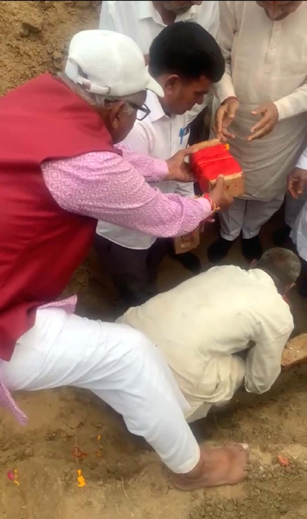 राम नाम बैंक का शिलान्यास करते श्रीराम शरणम नन्दी गौशाला, मीरपुर के सेवादार। राम नाम बैंक का शिलान्यास करते श्रीराम शरणम नन्दी गौशाला, मीरपुर के सेवादार।