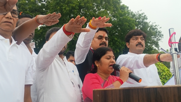 सरदार पटेल की जयंती पर पुलिस लाइन में लोगो को शपथ दिलाते हुए डॉ संगीता बलवंत सरदार पटेल की जयंती पर पुलिस लाइन में लोगो को शपथ दिलाते हुए डॉ संगीता बलवंत