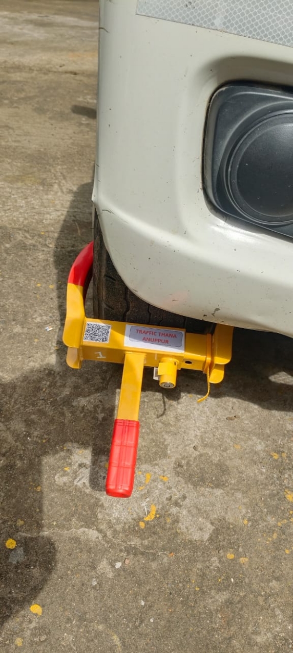 गाडी में लगा व्हील-लॉक गाडी में लगा व्हील-लॉक