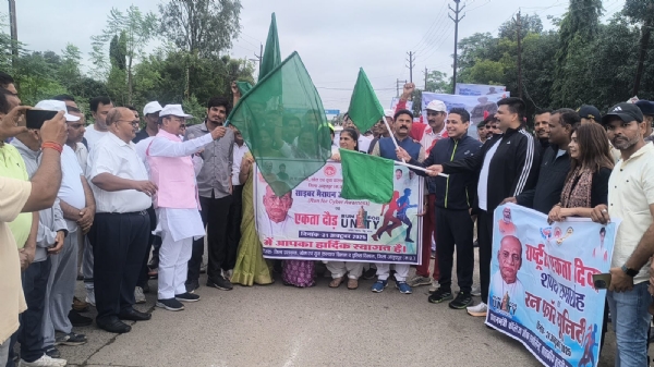 ‘‘रन फॉर यूनिटी’’ को हरी झंडी दिखाकर रवाना करते हुए ‘‘रन फॉर यूनिटी’’ को हरी झंडी दिखाकर रवाना करते हुए