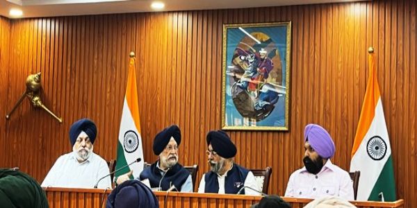 केंद्रीय मंत्री हरदीप सिंह पुरी, दिल्ली सिख गुरुद्वारा प्रबंधन समिति के अध्यक्ष सरदार हरमीत सिंह कालका और तख्त श्री पटना साहिब गुरुद्वारा समिति के अध्यक्ष सरदार जगजोत सिंह सोही शनिवार को यहां एक संयुक्त प्रेस वार्ता में