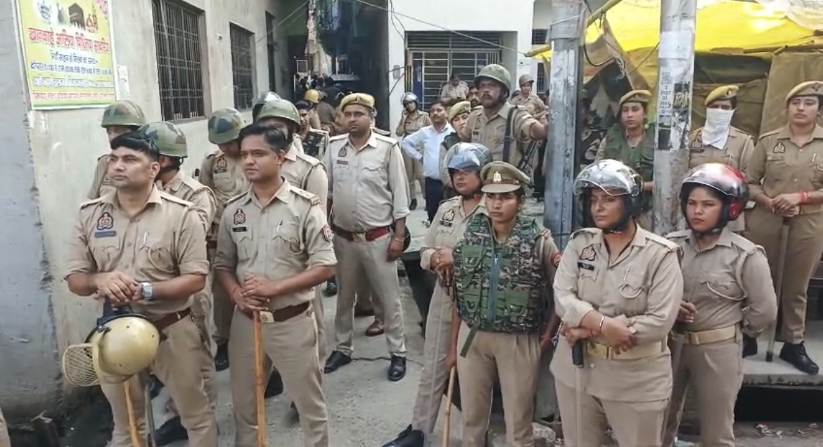 जखीरा में आईएमसी नेता डॉ. नफीस के रजा पैलेस मैरिज हॉल पर कार्रवाई करती बीडीए की टीम, मौके पर तैनात भारी पुलिस बल।
