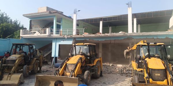 जखीरा में आईएमसी नेता डॉ. नफीस के रजा पैलेस मैरिज हॉल पर कार्रवाई करती बीडीए की टीम, मौके पर तैनात भारी पुलिस बल।