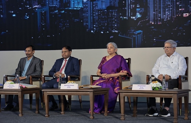 आपकी पूंजी, आपका अधिकार अभियान की शुरुआत पर संबोधित करते सीतारमण