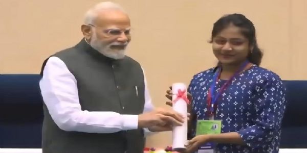 प्रधानमंत्री मोदी ने बैतूल की आईटीआई प्रशिक्षार्थी त्रिशा तावड़े को किया सम्मानित