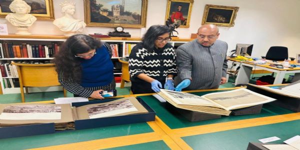 दिल्ली विधानसभा अध्यक्ष विजेंद्र ब्रिटिश लाइब्रेरी में भारत के 1900-1930 के विधायी रिकॉर्ड का अध्ययन करते हुए