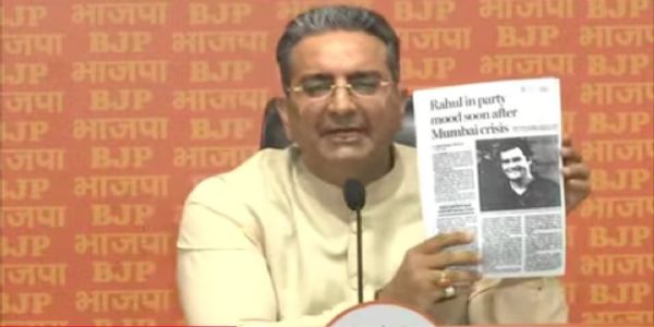 भाजपा नेता गौरव भाटिया प्रेसवार्ता को संबोधित करते हुए