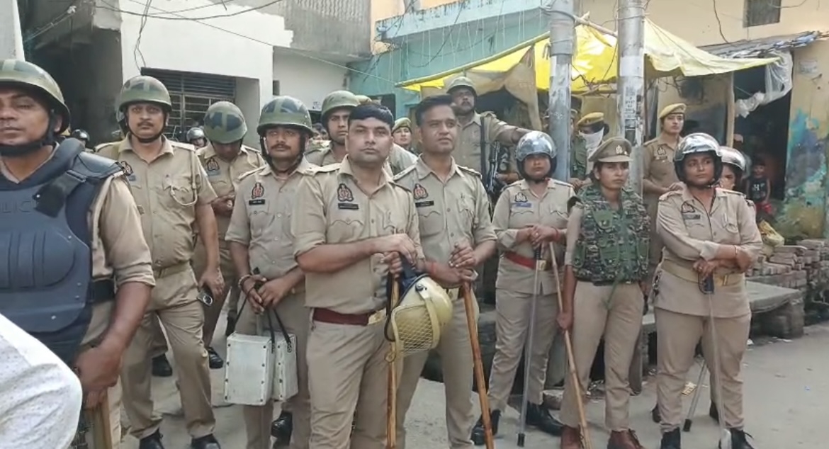 जखीरा में आईएमसी नेता डॉ. नफीस के रजा पैलेस मैरिज हॉल पर कार्रवाई करती बीडीए की टीम, मौके पर तैनात भारी पुलिस बल।