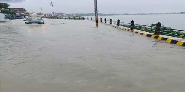 बिहार के मोतिहारी में बारिश से जनजीवन ठहरा