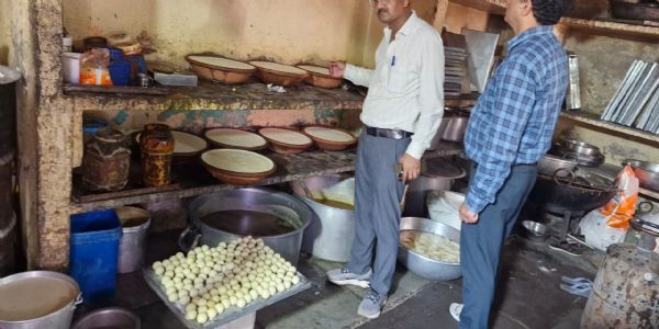 अमानक खाद्य पर सख्ती: तीन प्रतिष्ठानों पर कार्रवाई