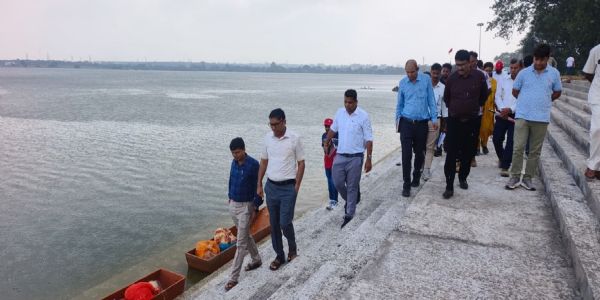 सिंहस्थ-2028: संभागायुक्त एवं कलेक्टर ने किया उण्डासा तालाब के नवीन घाटों का निरीक्षण