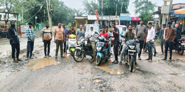 सडक पर बने गड्डों में रोजाना गिरते हैं लोग, युवाओं ने किया प्रदर्शन