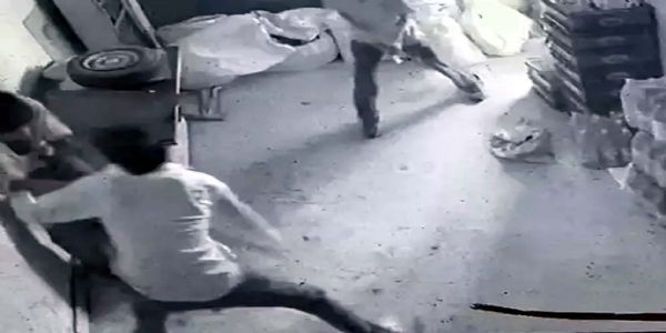 हिसार के सब्जी मंडी पुल के पास चाकूबाजी से युवक की हत्या, सीसीटीवी में कैद; हमलावर फरार