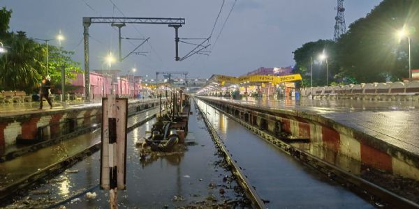 कटिहार रेलवे स्टेशन पर जल निकासी की व्यवस्था नहीं, यात्रियों को परेशानी