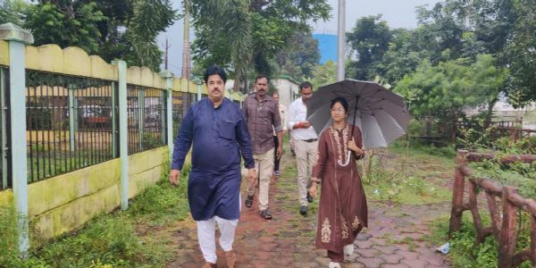 महापौर ने अधिकारियों और पार्षदों के साथ किया विकास कार्यों का निरीक्षण