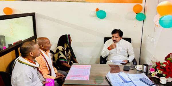 प्रधानमंत्री मोदी के संसदीय कार्यालय में कैबिनेट मंत्री ने सुनी फरियाद