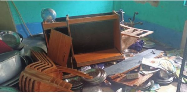 हाथियों के हमले से प्राथमिक विद्यालय क्षतिग्रस्त