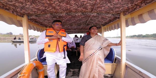 दिल्ली की मुख्यमंत्री ने पल्ला गांव से हाथी घाट तक विभिन्न छठ घाटों का निरीक्षण किया