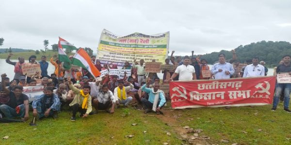 छत्तीसगढ़ सरकार की मत्स्य नीति के खिलाफ आदिवासी मछुआरों का प्रदर्शन