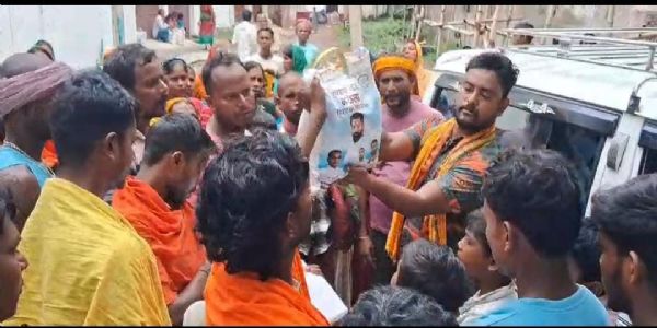 लोजपा नेता ने बाढ़ पीड़ितों के बीच बंटा सूखा राशन