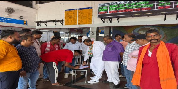 वोटों की चोरी रोकें अभियान को लेकर कांग्रेस ने चलाया हस्ताक्षर अभियान