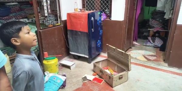 साेता रहा परिवार, चाेराें ने लाखाें का माल किया पार