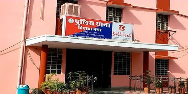 खाली पड़े डेयरी बूथ में मिला महिला का अर्द्ध नग्न शव
