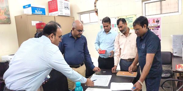 अनुपस्थित कार्मिकों एक दिन का व मेडिकल ऑफिसर का राेका गया एक माह का वेतन