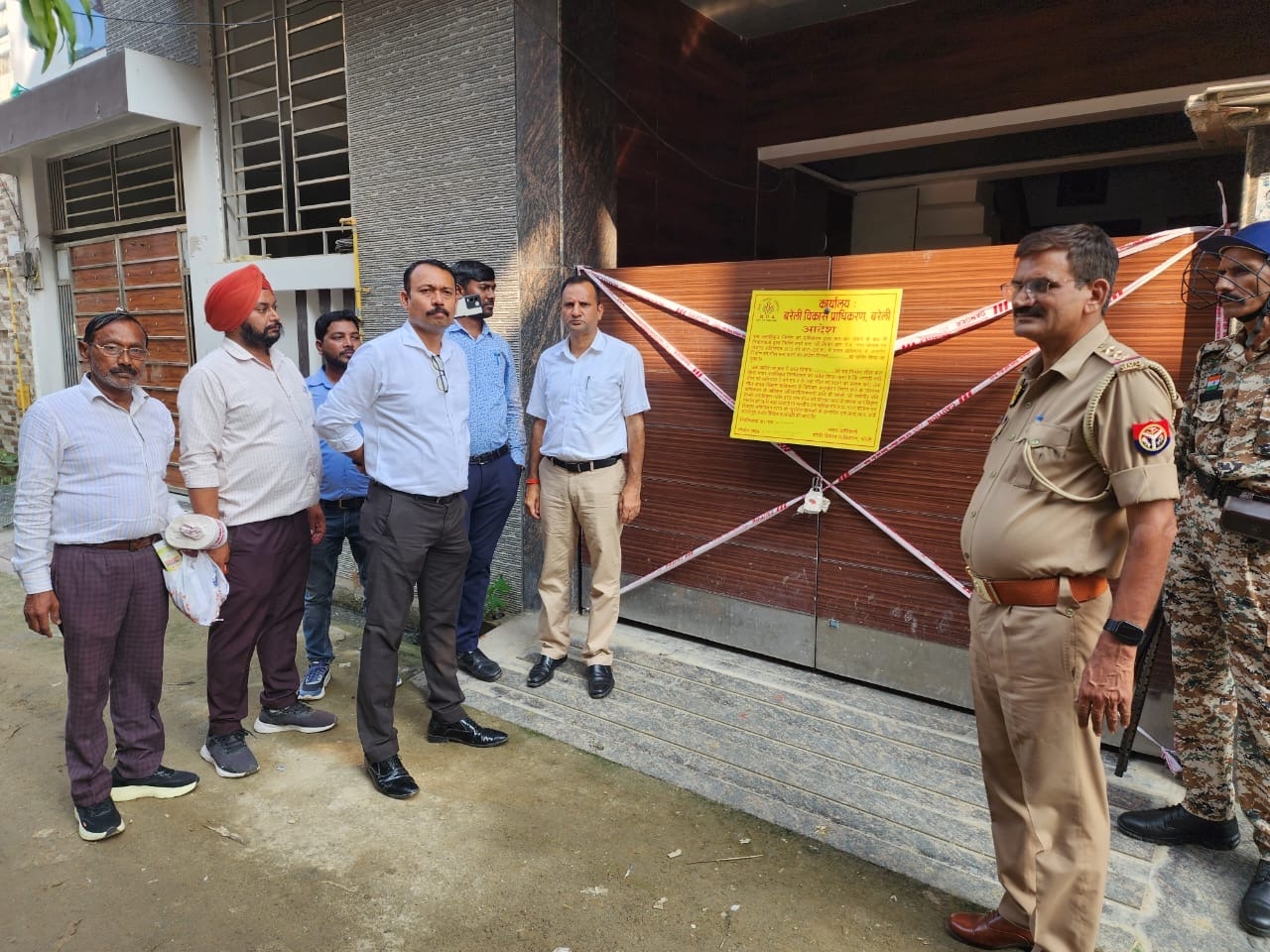 आलीशान मकान को सील करती बीडीए और प्रशासन टीम