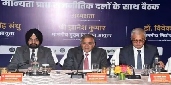 मुख्य चुनाव आयुक्त पतकार वार्ता के दौरान