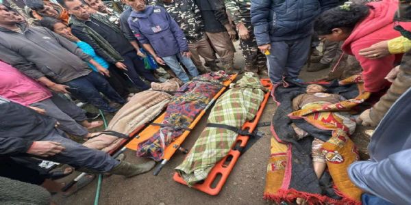भूस्खलन के कारण मारे गए लोगों का शव बरामद किया जा रहा है