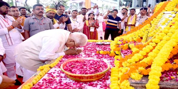मप्रः राज्यपाल पटेल ने वीरांगना रानी दुर्गावती की जन्म जयंती पर किए श्रद्धा सुमन अर्पित