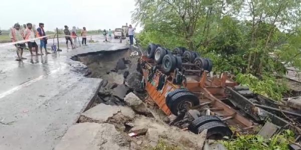 अररिया में मूसलाधार बारिश ने मचाई तबाही: NH-27 पर ट्रक पलटा, जनजीवन अस्त-व्यस्त
