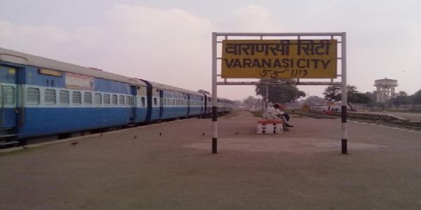 देवरिया-गोरखपुर जाने वाली कृषक एवं इंटरसिटी एक्सप्रेस के विलंब से यात्री परेशान