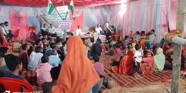 पुल निर्माण की मांग को लेकर ग्रामीणों ने दिया धरना