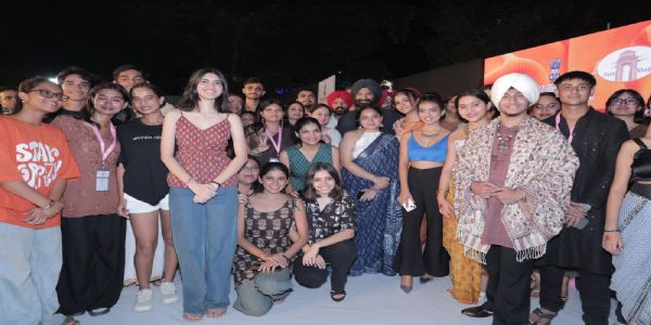 खादी उत्सव 2025 में कॉलेज के छात्रों ने पेश किया फैशन शो