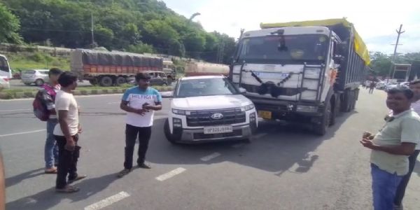 चुट्टूपालू घाटी में अनियंत्रित हाईवा ने बाइक सवार को रौंदा, कार को मारी टक्कर