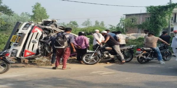 बेकाबू हाेकर पुलिया से गिरा टैंकर, चालक-परिचालक की मौत