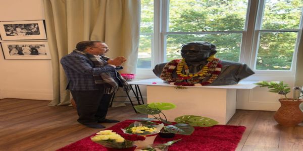 देवनानी ने लंदन में बाबा साहेब डॉ अंबेडकर की प्रतिमा पर पुष्प अर्पित कर नमन किया