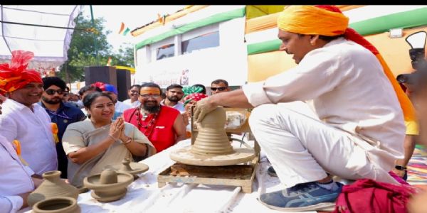 मुख्यमंत्री प्रजापति महाकुंभ में शामिल हुई, बोलीं -हर कारीगर को आत्मनिर्भर बनाना हमारा संकल्प
